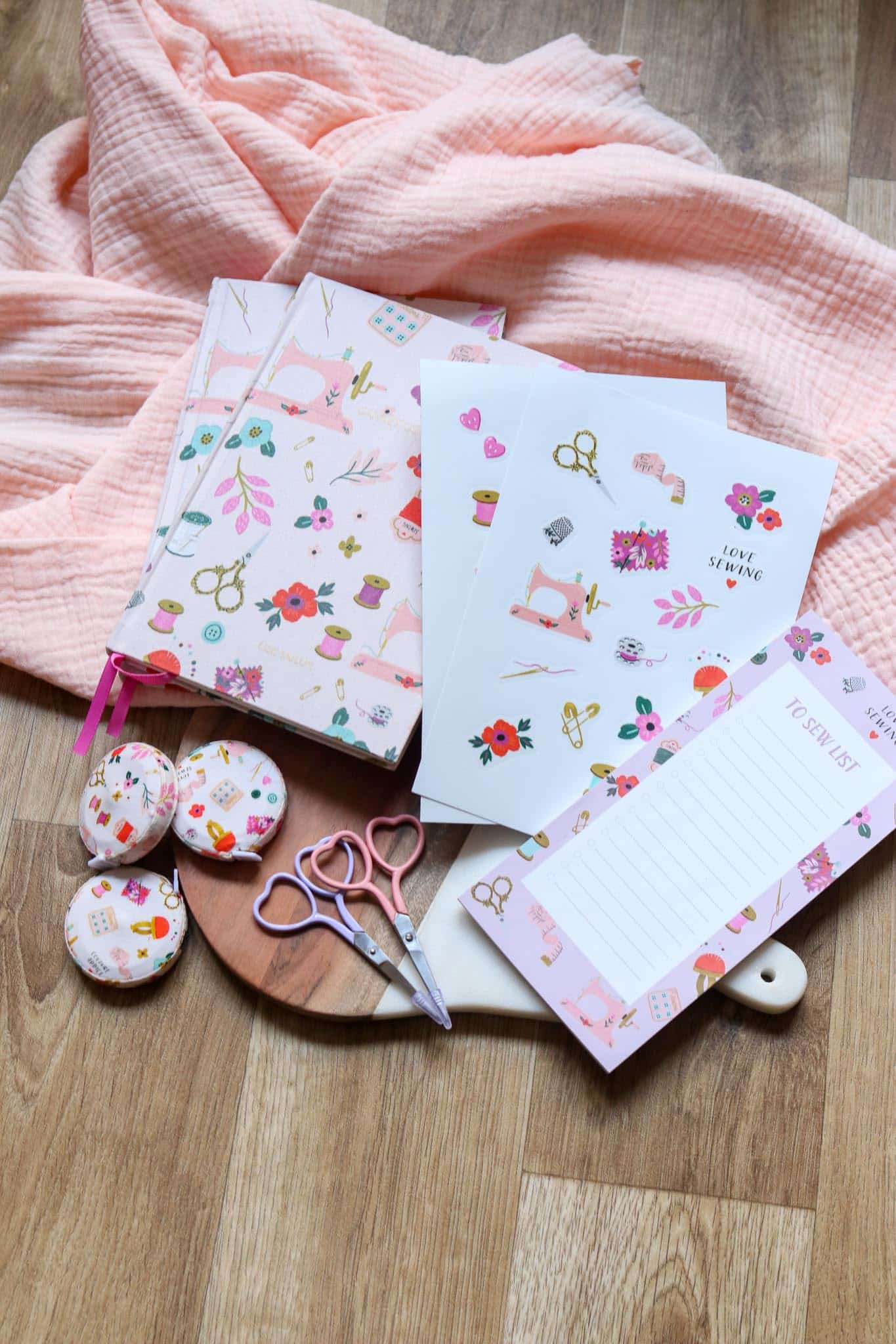 Carnet recouvert de tissu motif couture