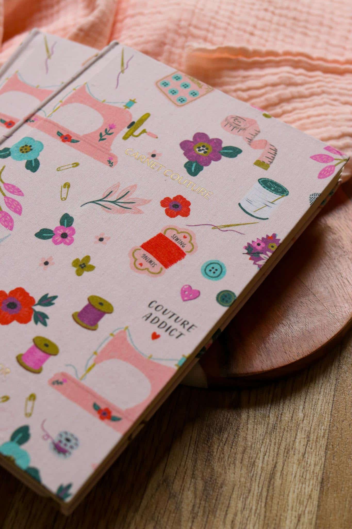 Carnet recouvert de tissu motif couture