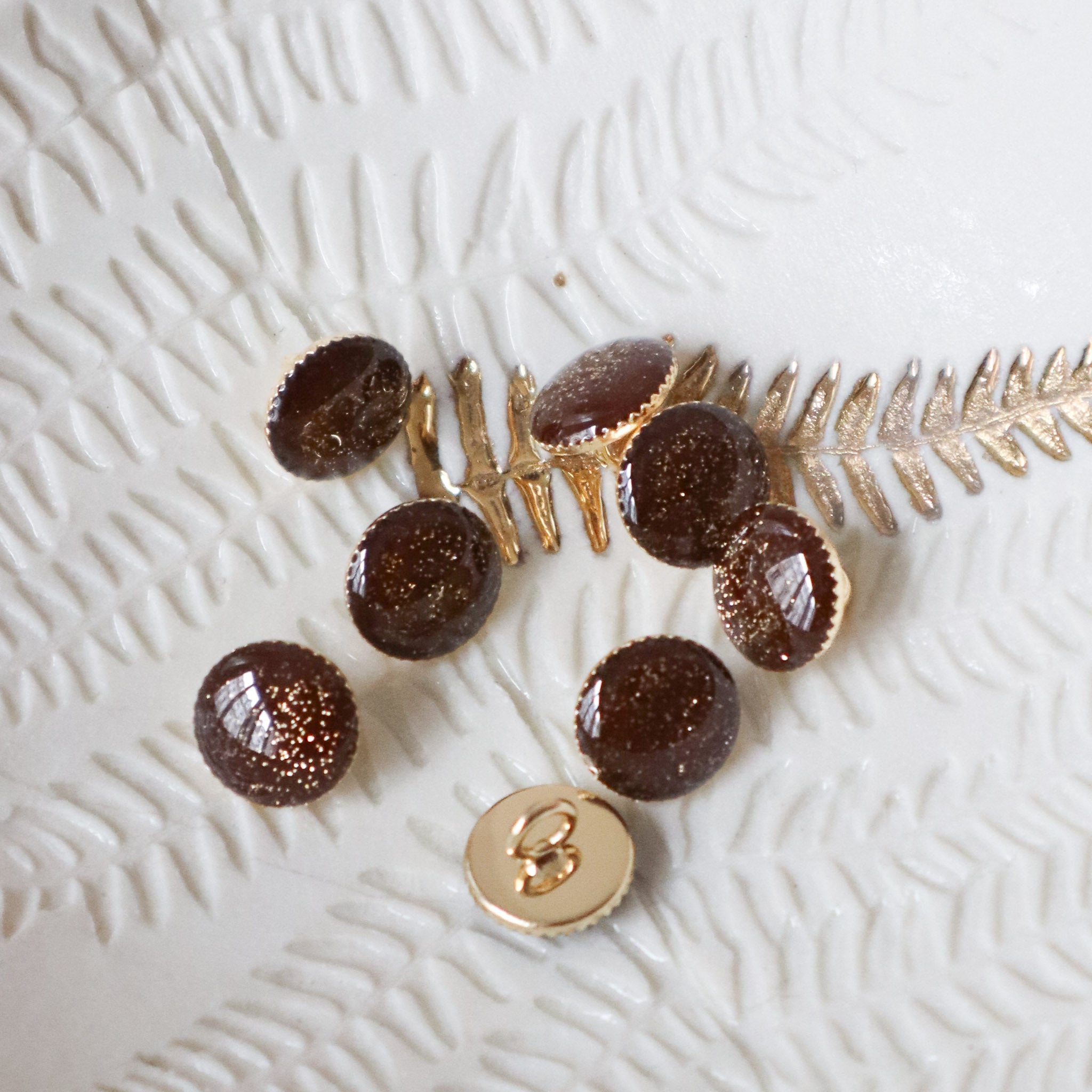 Bouton de bottine pailletté or - Châtaigne