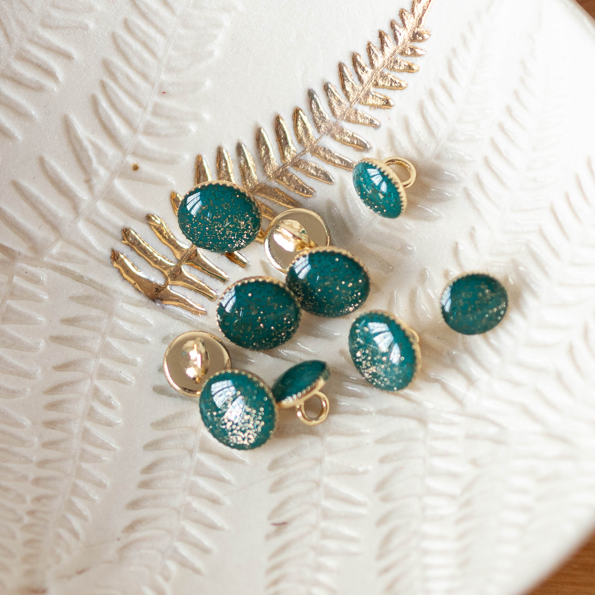 Bouton de bottine pailletté or - Émeraude