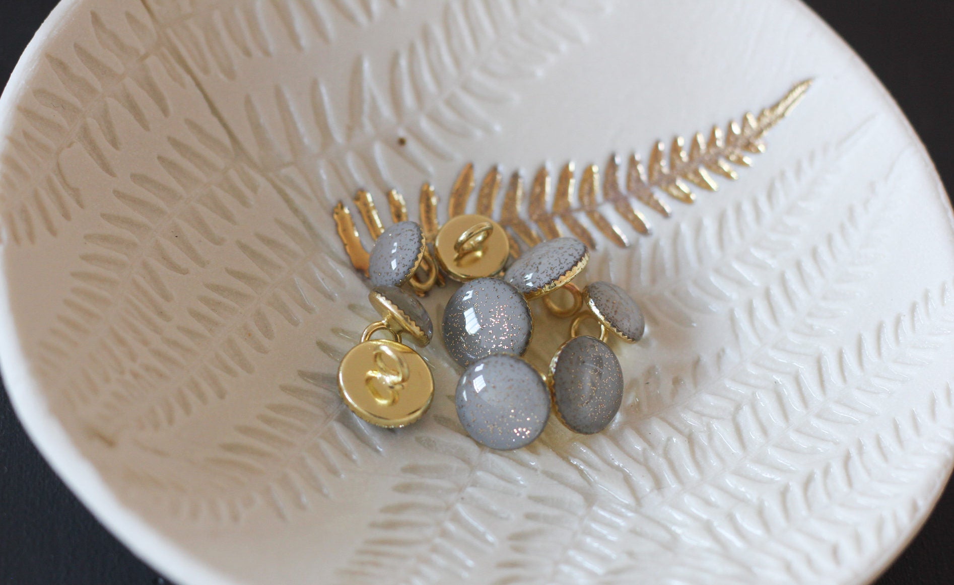 Bouton de bottine pailletté or - Gris perle