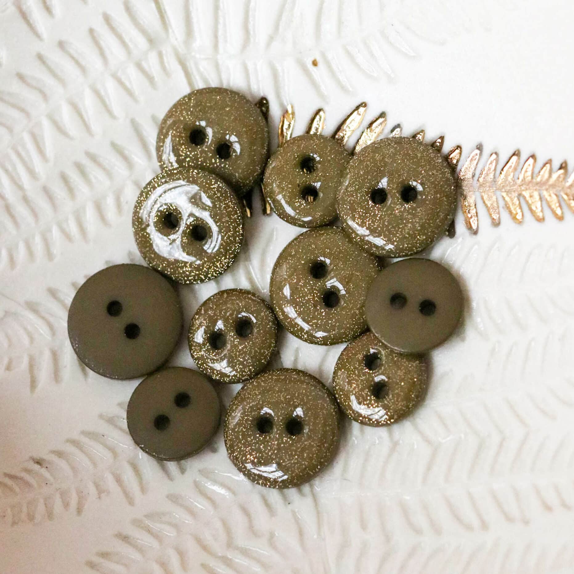 Two-hole glitter button - Khaki
