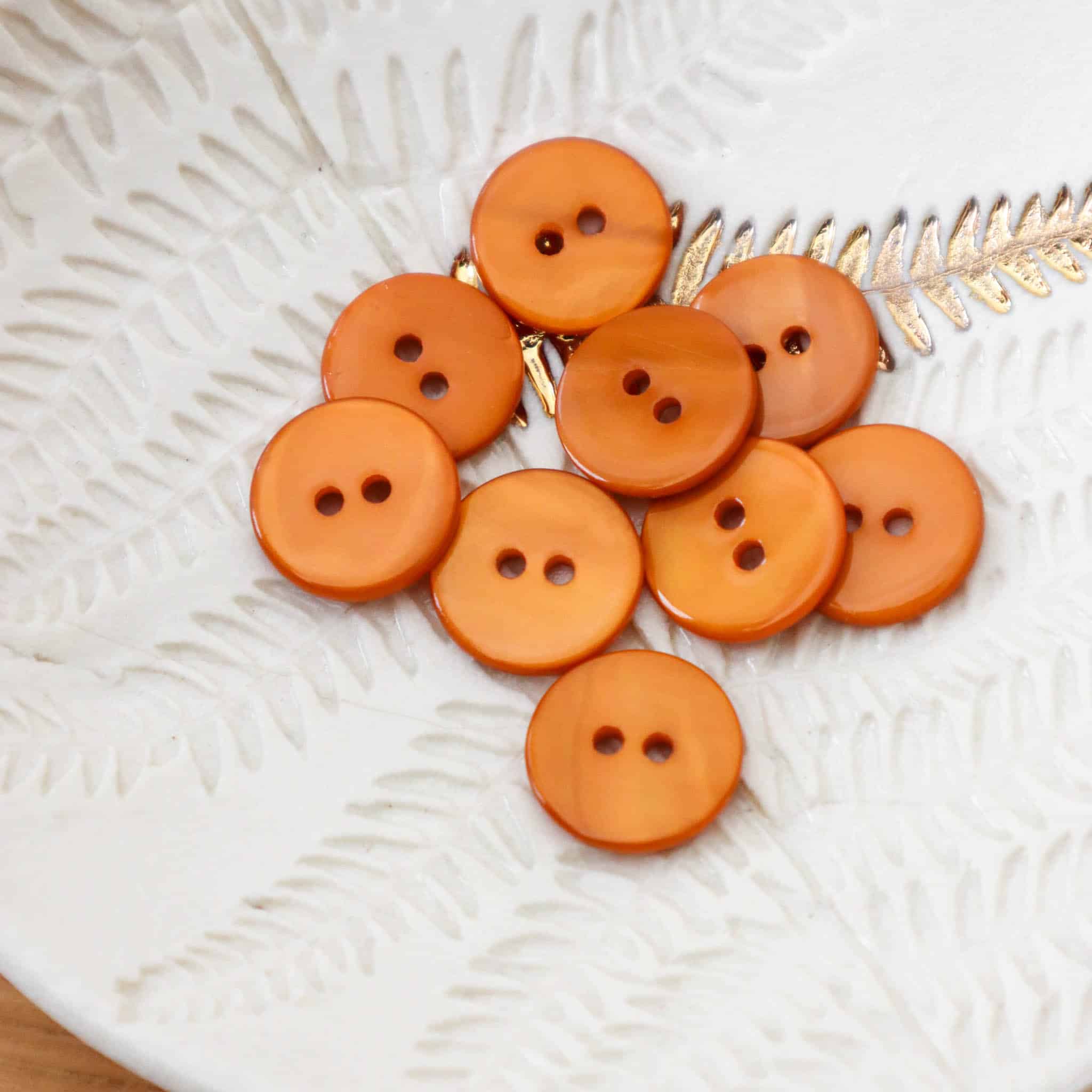 Flat mother-of-pearl button - Buttercup