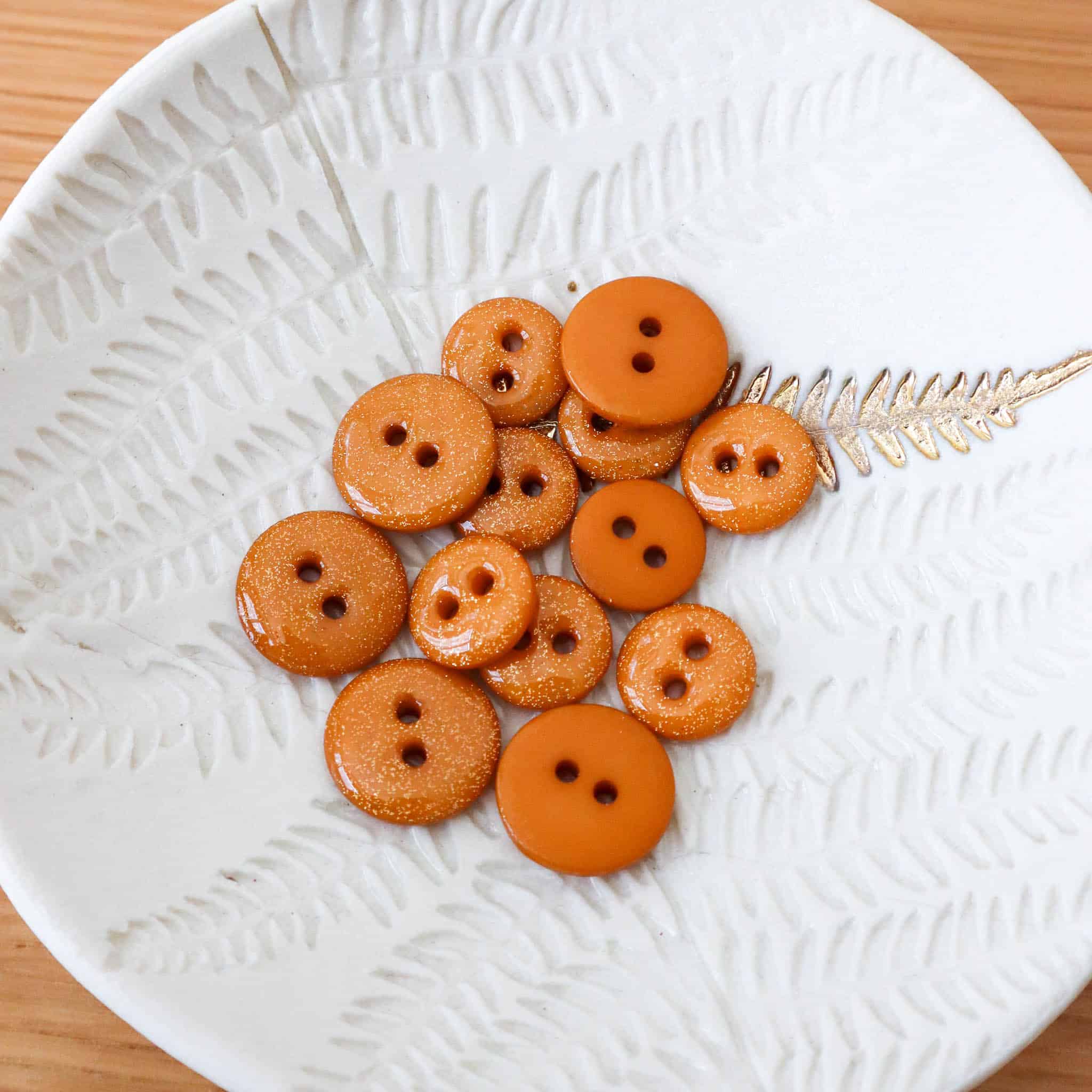 Glitter button with two holes - Buttercup