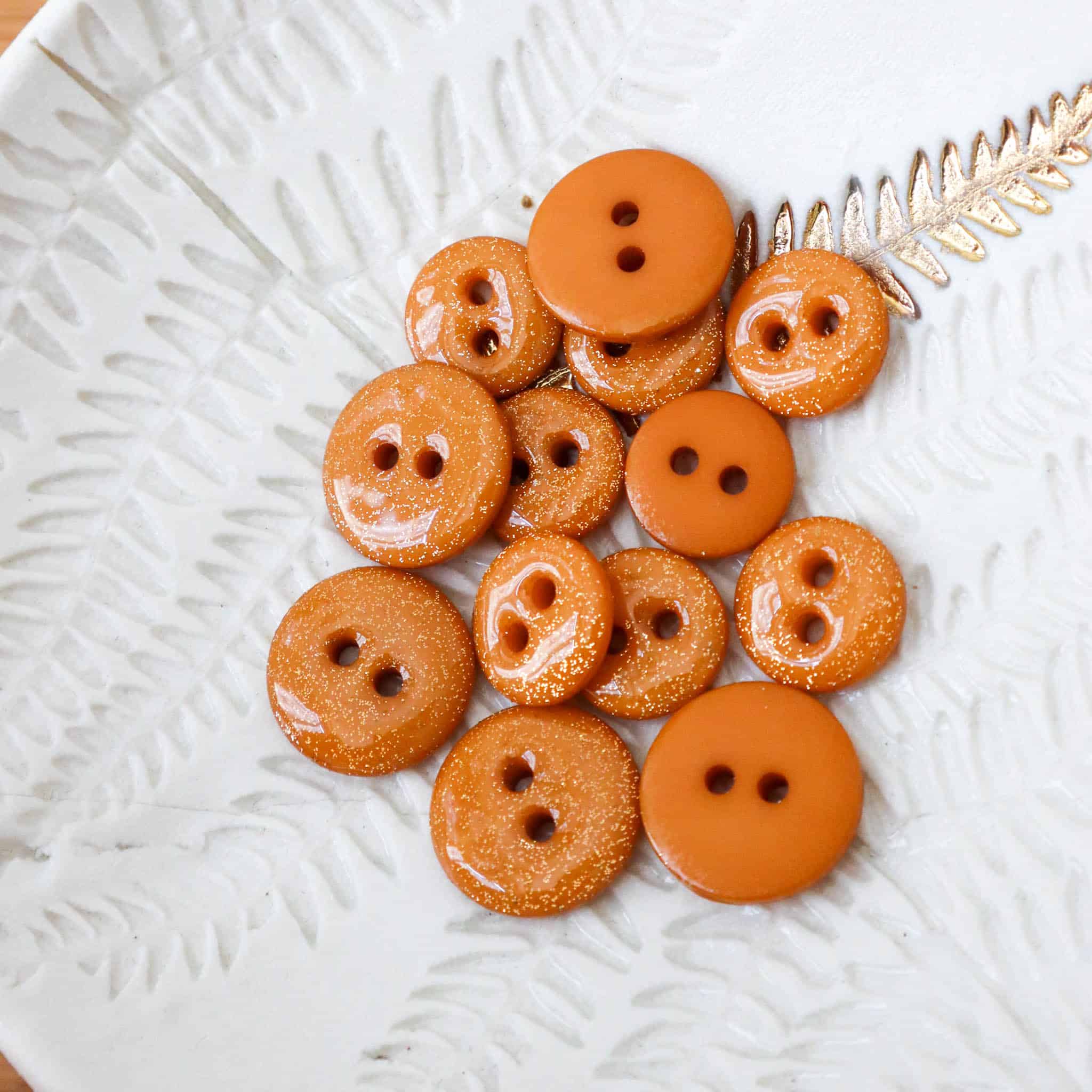 Glitter button with two holes - Buttercup