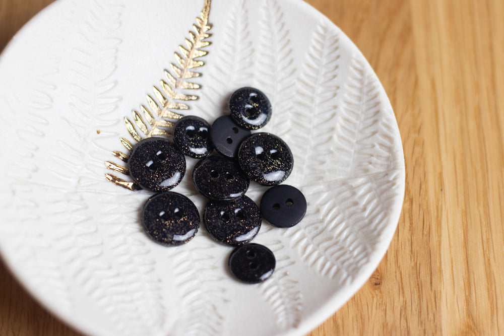 Two-hole glitter button - Black