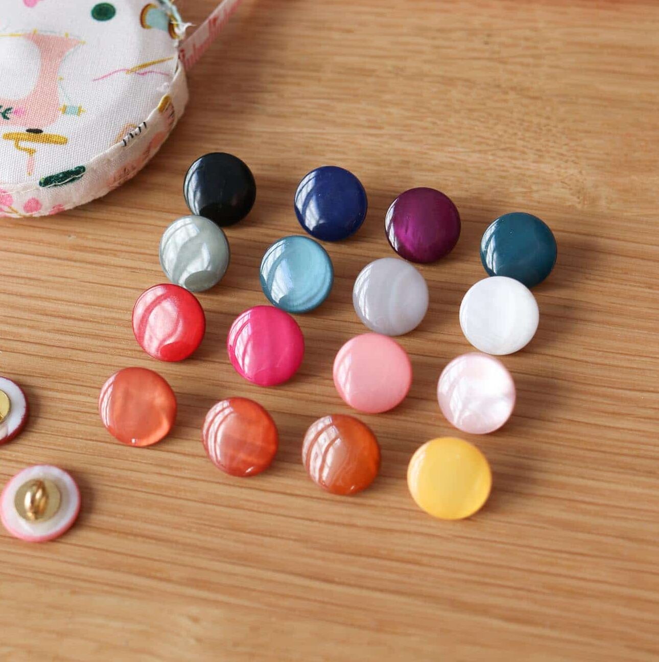 Boutons en nacre à queue