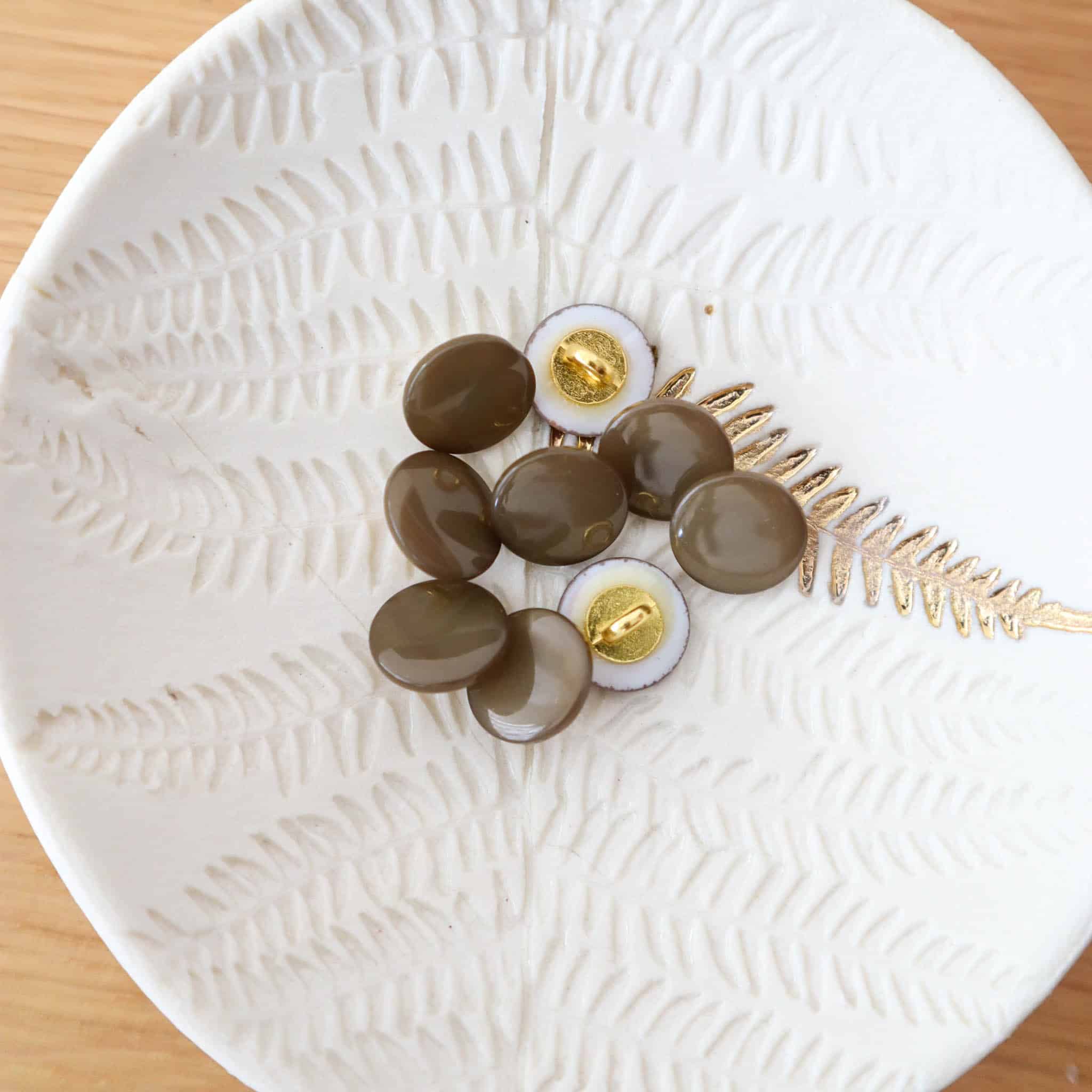 Bouton en nacre à queue - Kaki