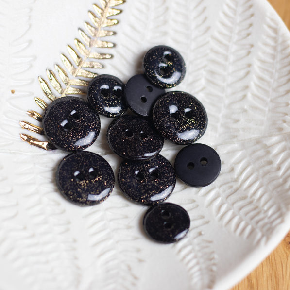 Two-hole glitter button - Black