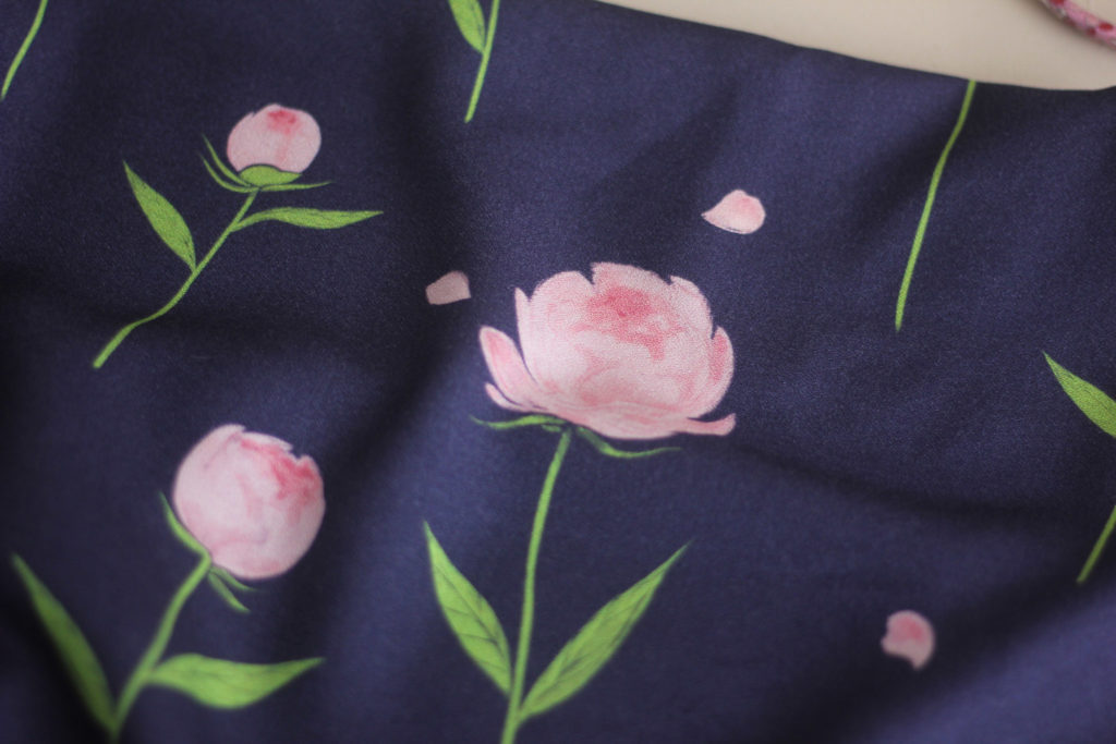 Tissu crêpe de viscose - Happy peony navy - Lise Tailor