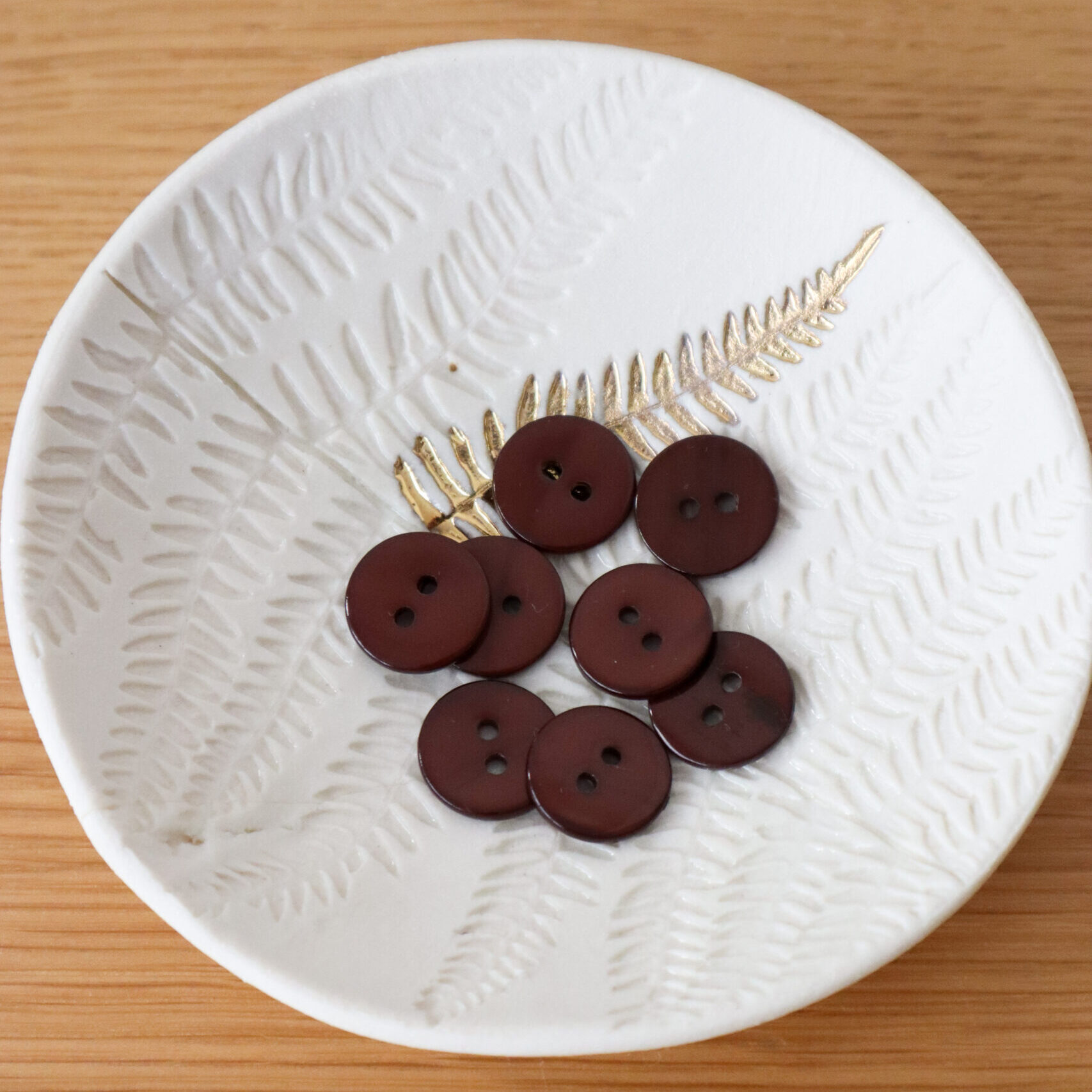 Bouton en nacre plat - Châtaigne – Image 2